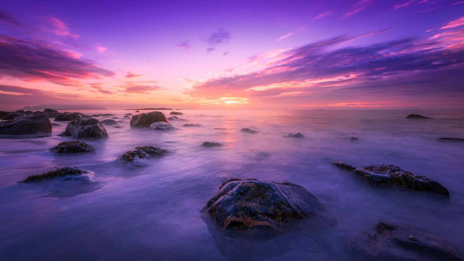 Plaża, głazy, ocean i zachód słońca