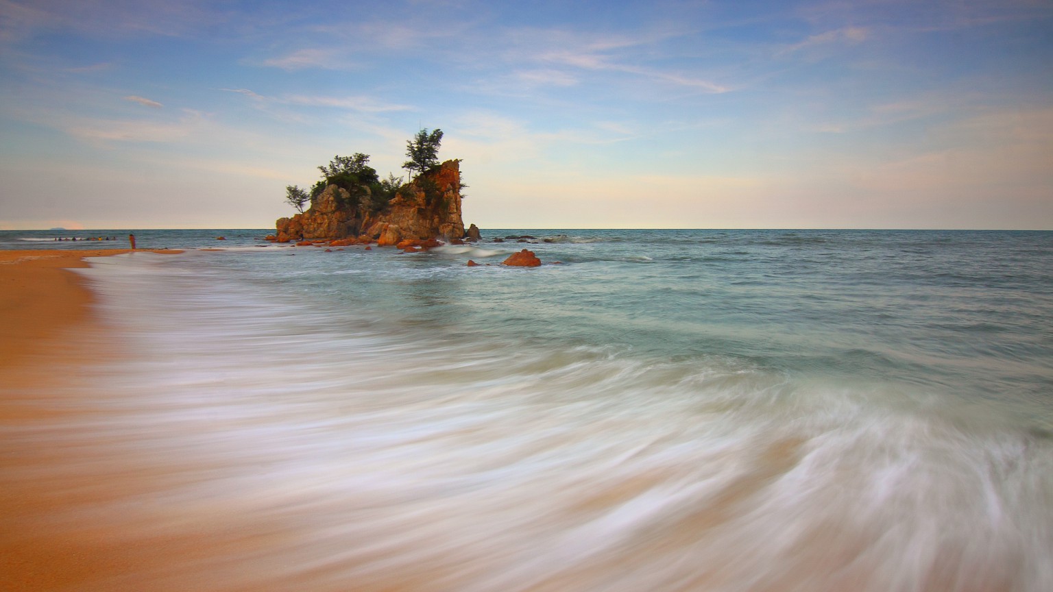 Plaża, Skały i fale