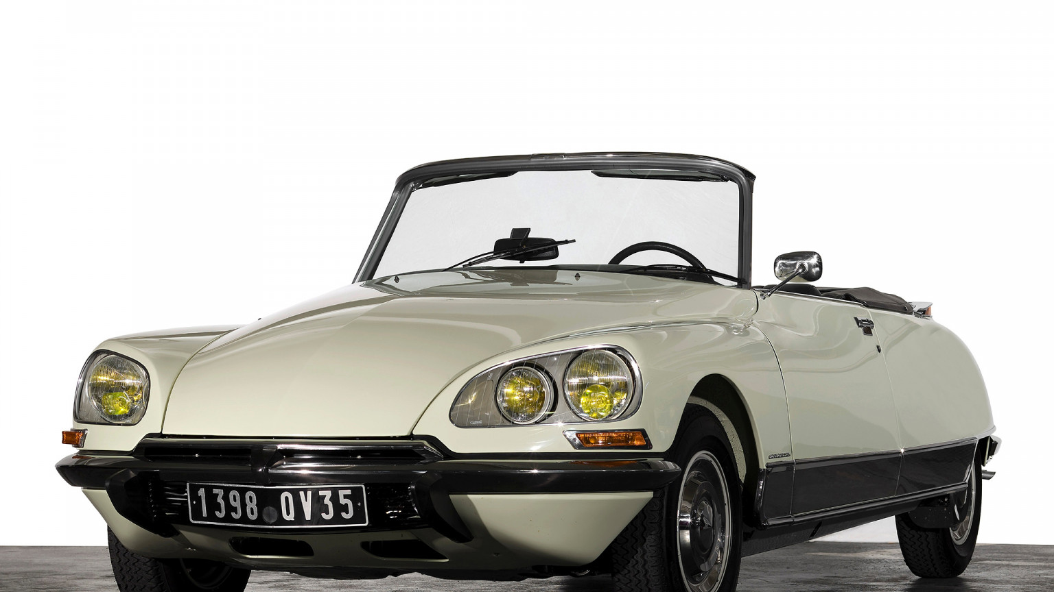 Citroën DS 23 Cabriolet by Chapron '1973.jpg