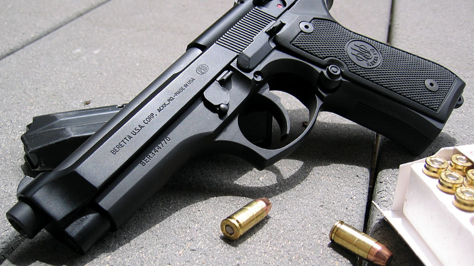 wall_beretta_m92fs053104d.jpg