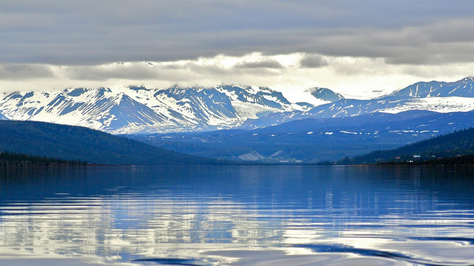 Panorama na góry i piękne jezioro