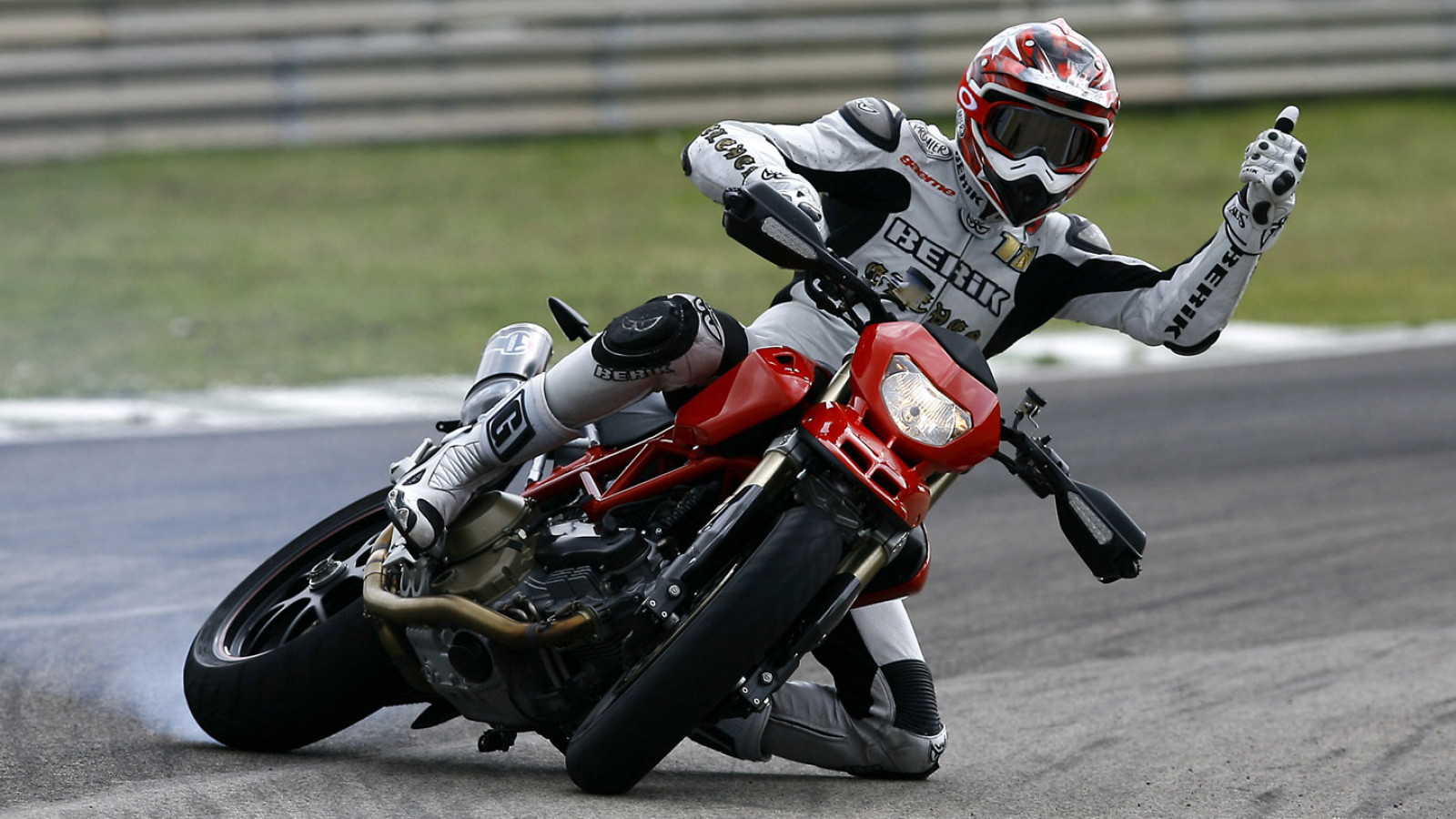 Ducati_hypermotard-a_2007_03_1440x900.jpg