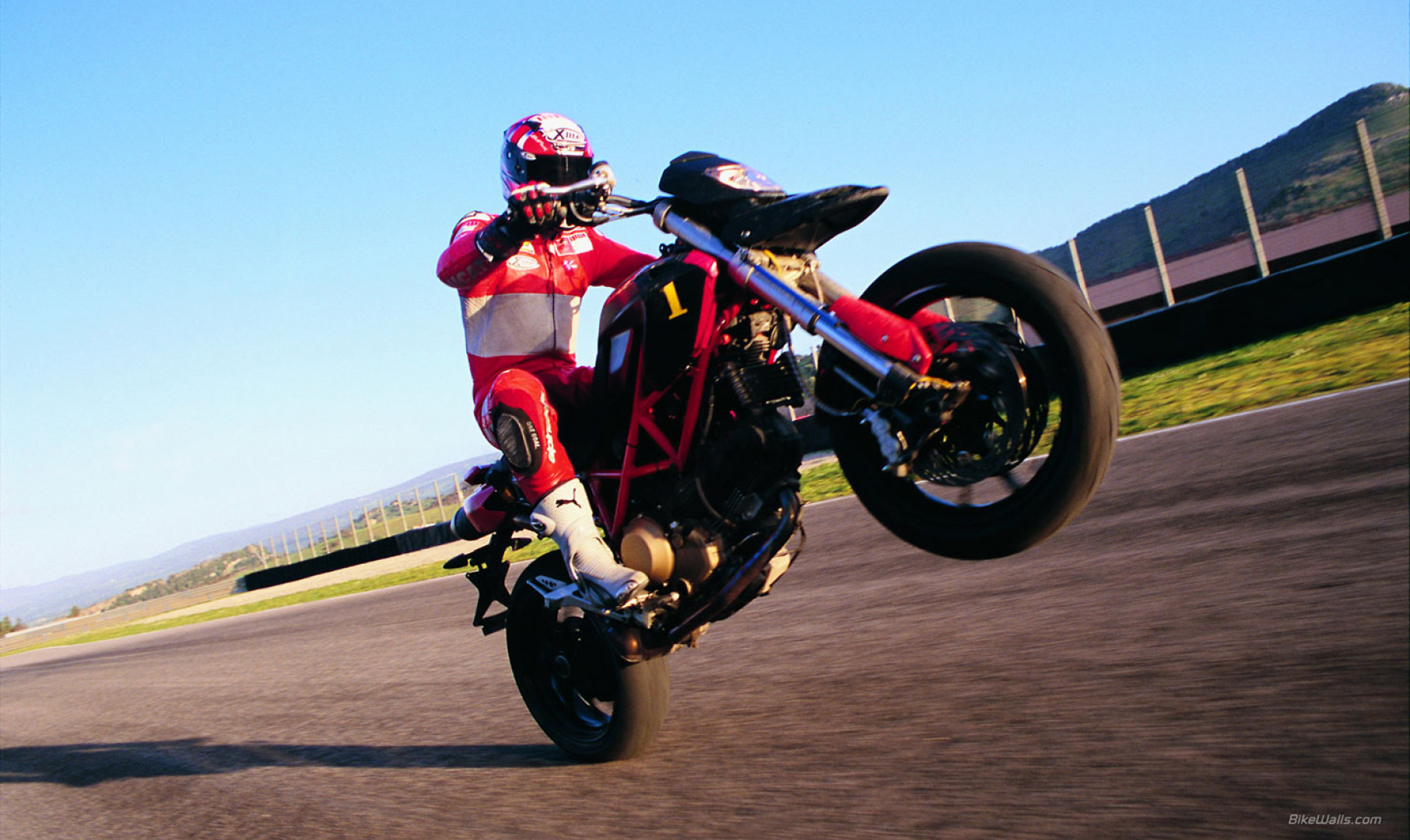 Ducati_Hypermotard_2007_02_1440x900.jpg