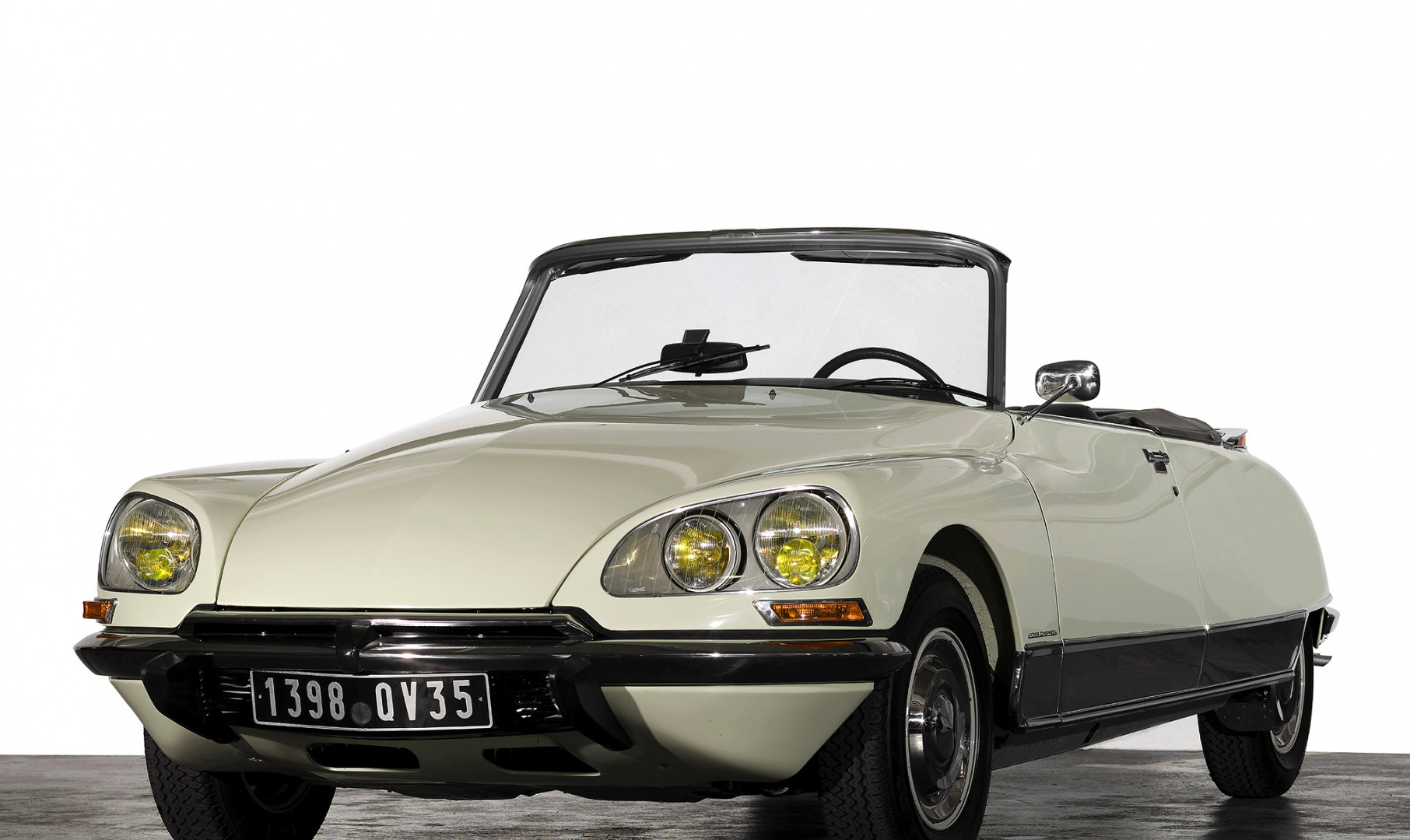 Citroën DS 23 Cabriolet by Chapron '1973.jpg