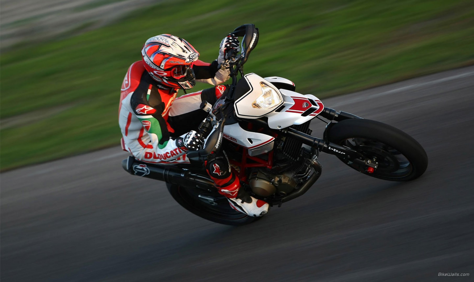 Ducati_Hypermotard_1100evo_2010_09_1440x900.jpg