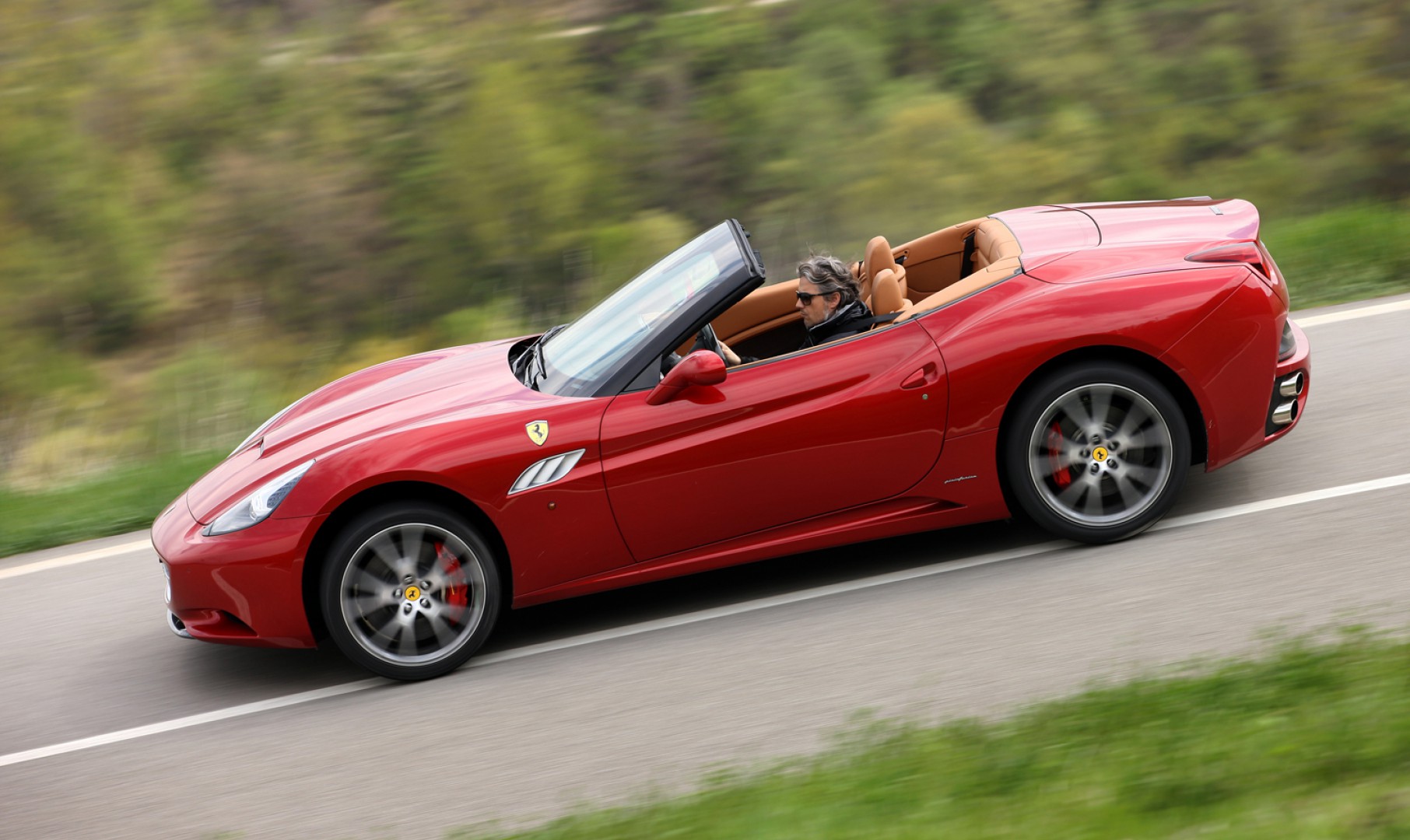 2013-Ferrari-California-side-in-motion-2.jpg