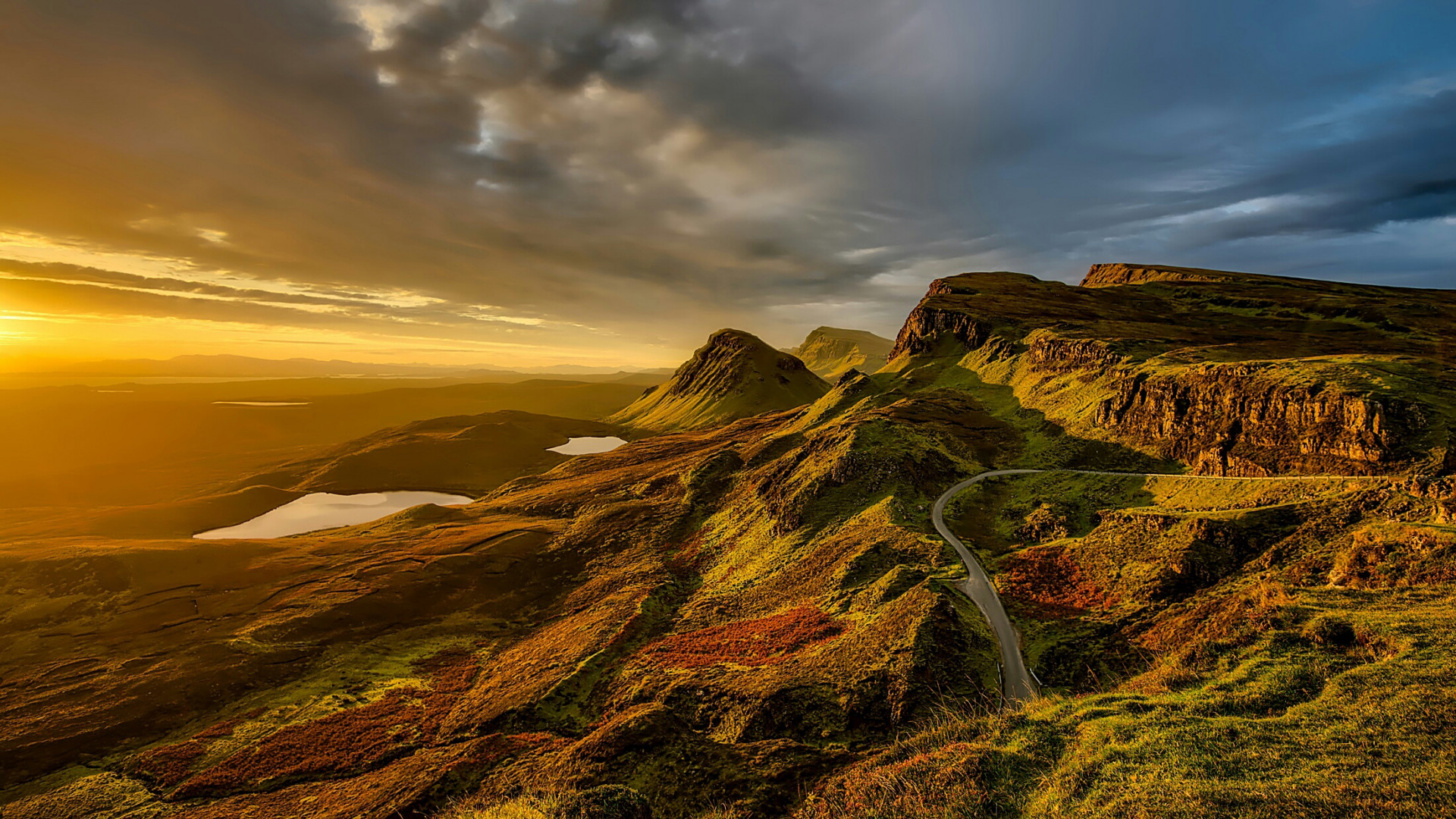 Krajobraz górski w Szkocji z zachodem słońca