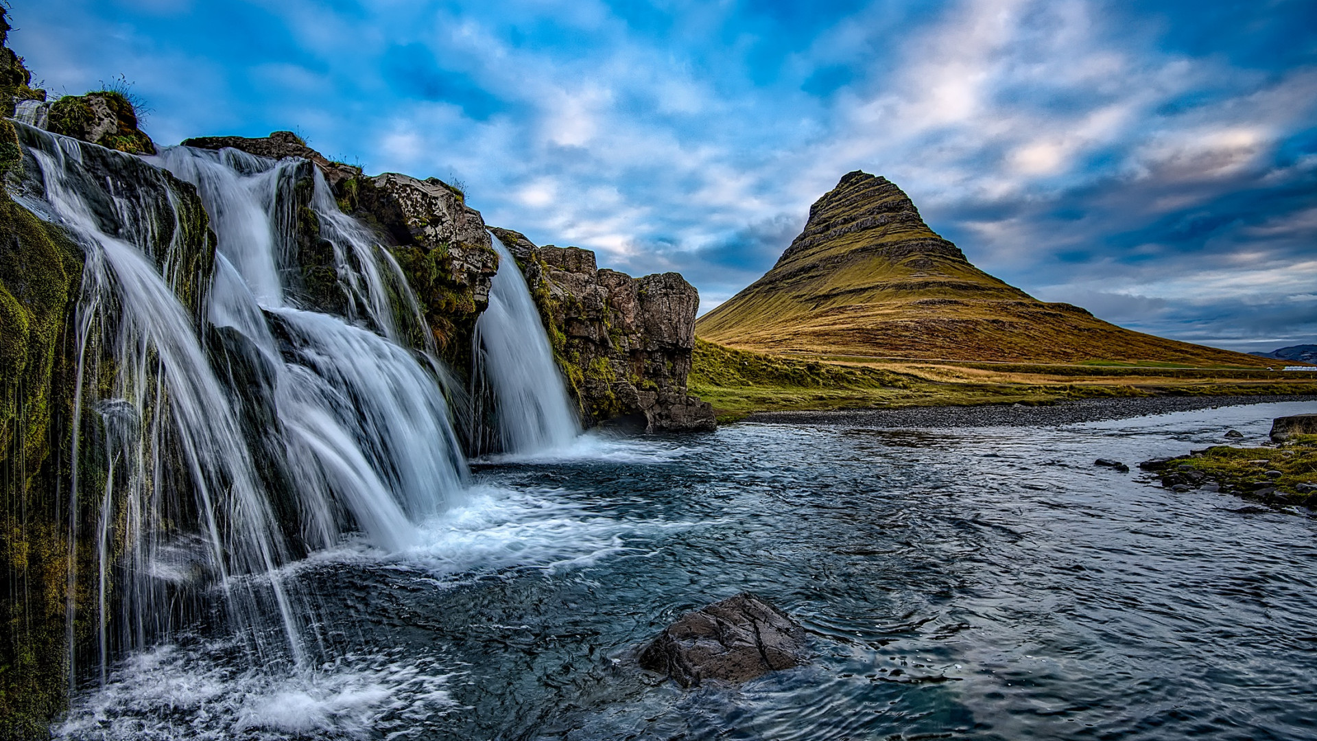 Islandia i krajobraz z wodospadem