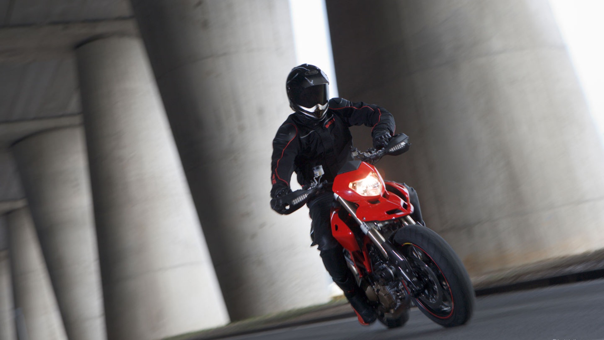 Ducati_hypermotard-a_2007_14_1440x900.jpg