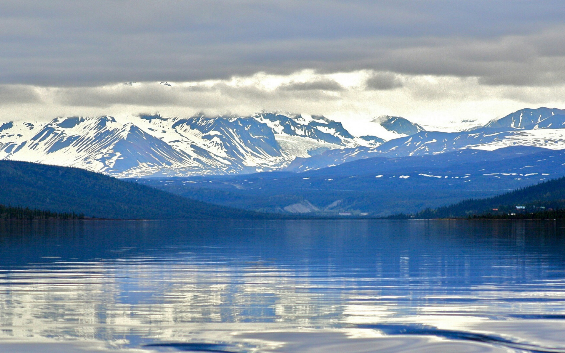 Panorama na góry i piękne jezioro