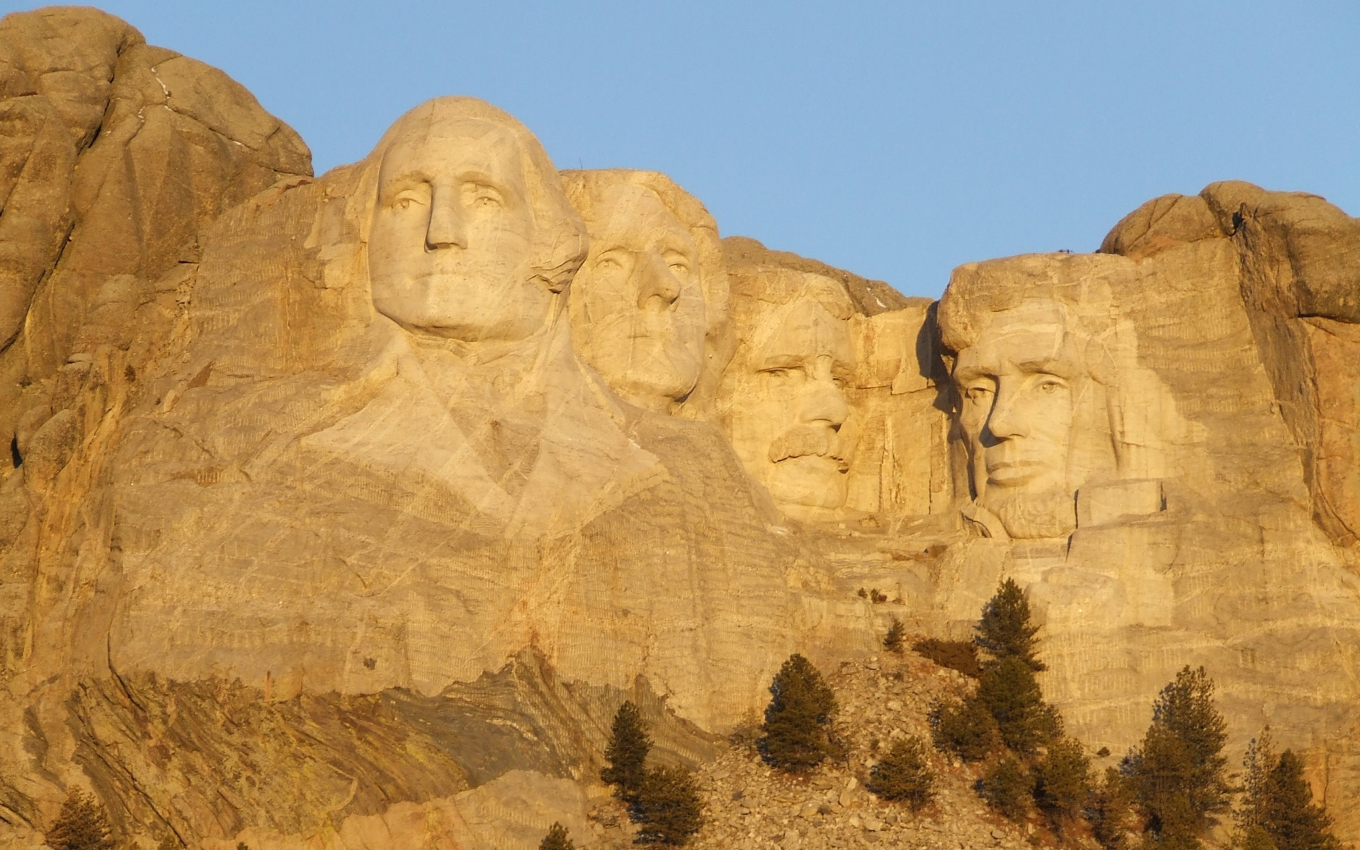 Pomnik Mount Rushmore wydrąrzony w skałach