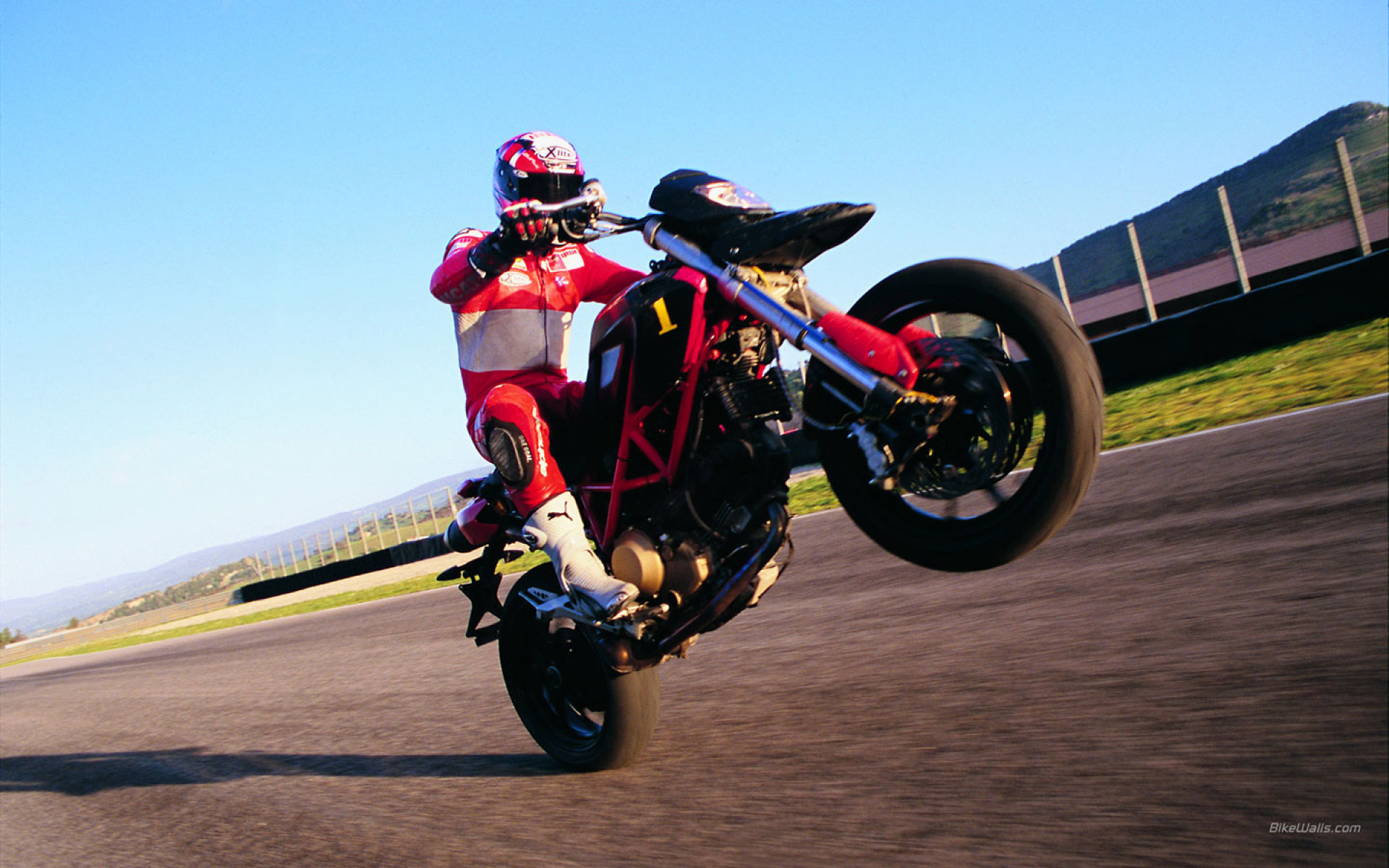 Ducati_Hypermotard_2007_02_1440x900.jpg