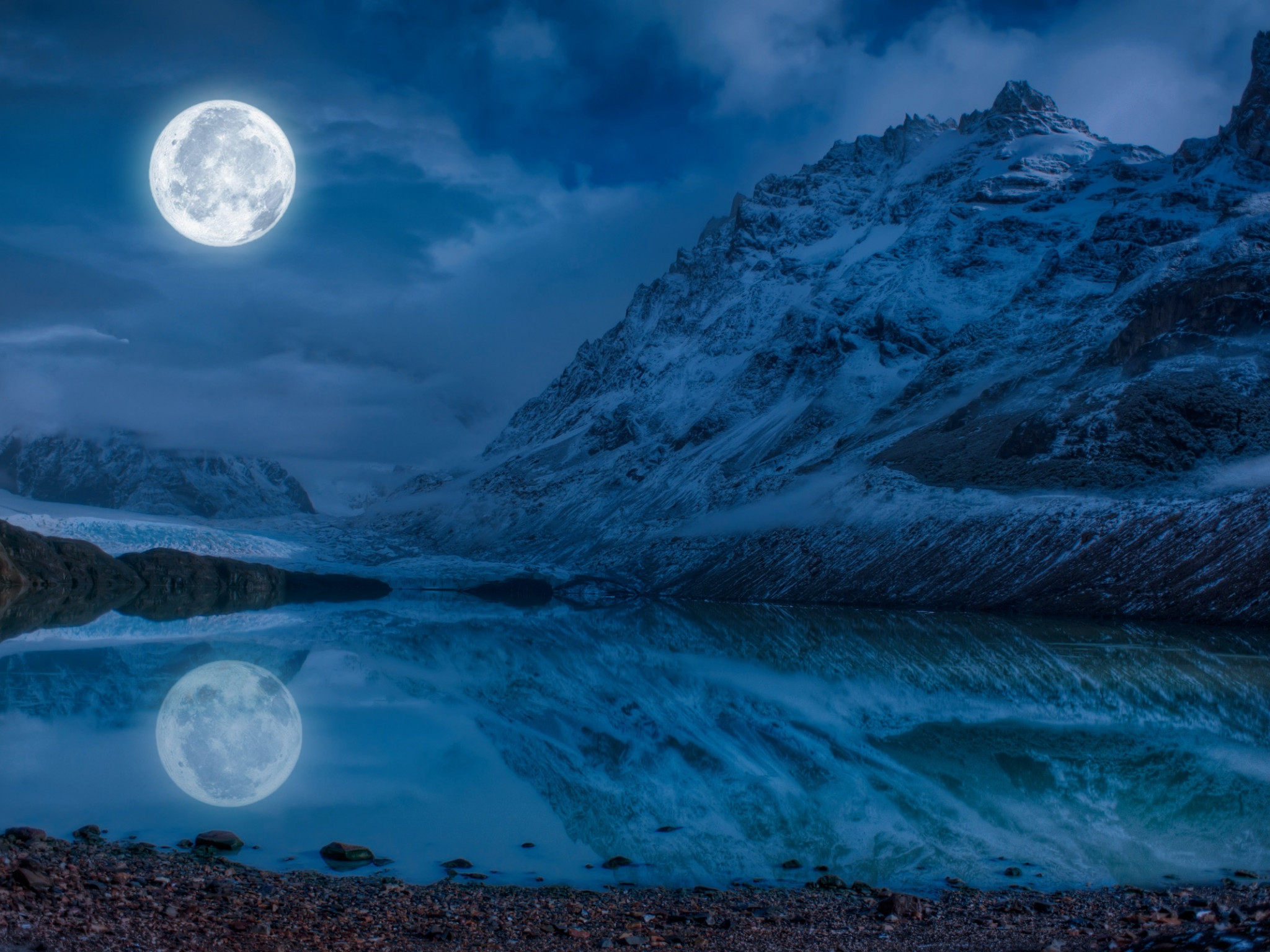 Woda, księżyc i góry odbite w jeziorze