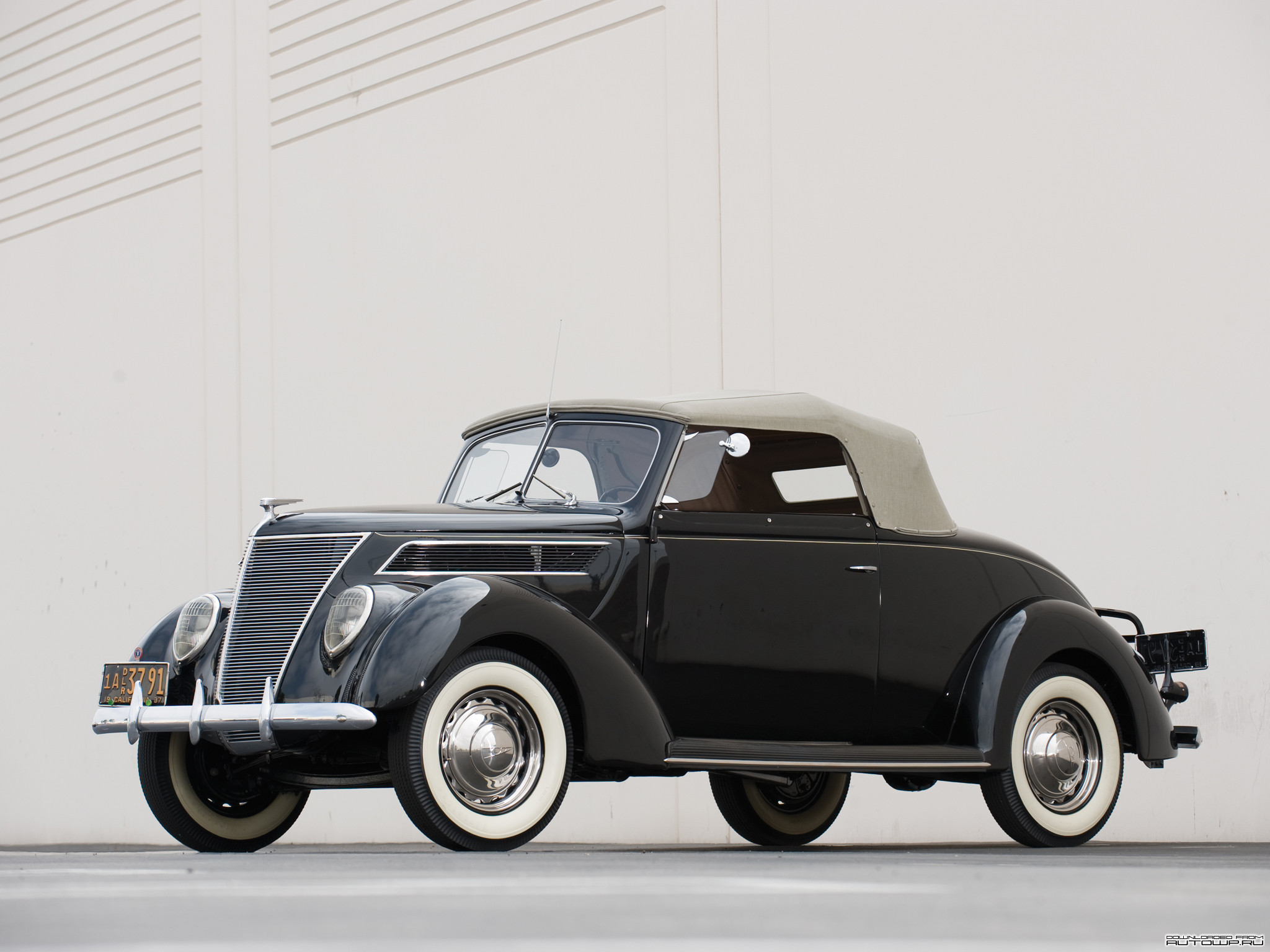 Ford V8 Deluxe Convertible '1937.jpg