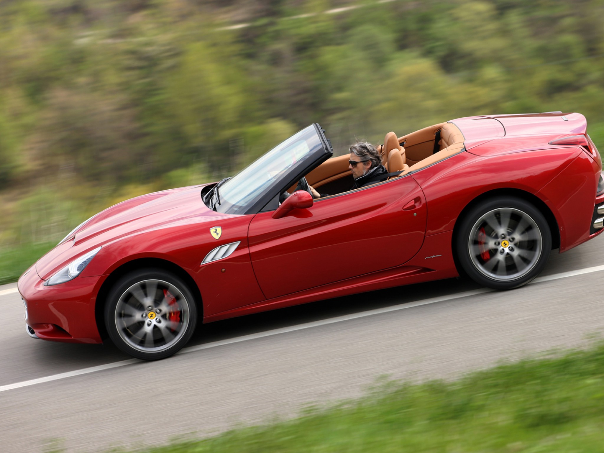 2013-Ferrari-California-side-in-motion-2.jpg