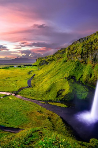 Islandia i piękny wodospad o zachodzie słońca