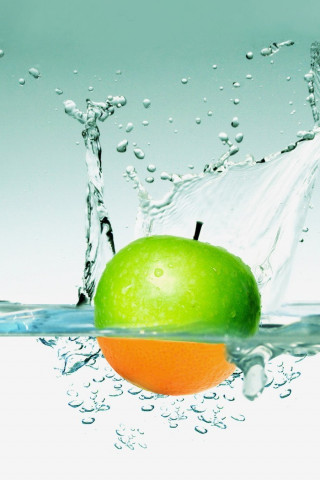 Jabłko w bryzie wody