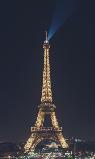 Architektura w Paryżu z widokiem na Wieżę Eiffla