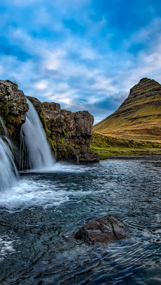 Islandia i krajobraz z wodospadem