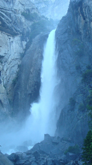 Duży wodospad w górach