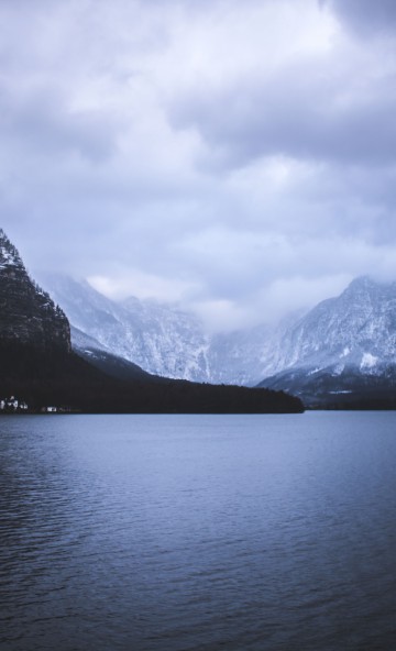Jezioro w górach i chmury