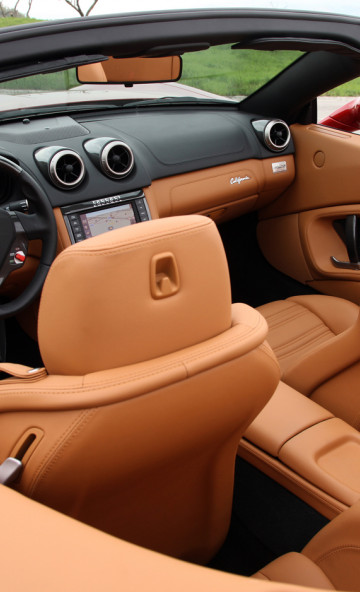 2013-Ferrari-California-interior.jpg