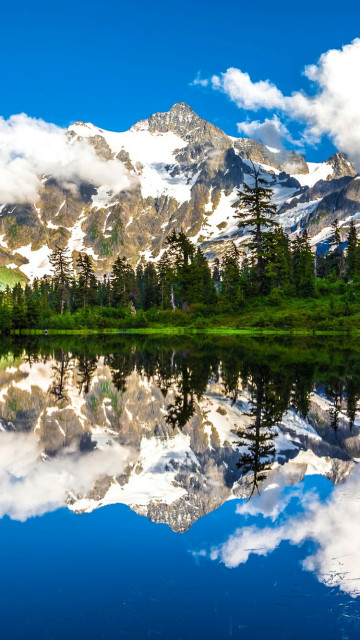 Góry i chmury odbijające się w jeziorze