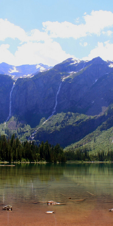 Krajobraz górski, szczyty, lasy i jezioro