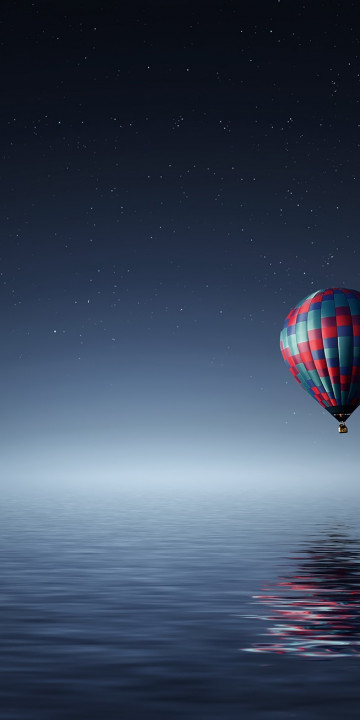 Balon nad oceanem i odbicie w wodzie
