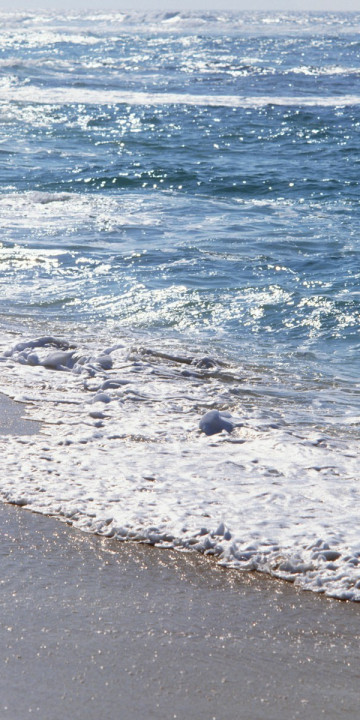 Plaża i spienione fale morskie