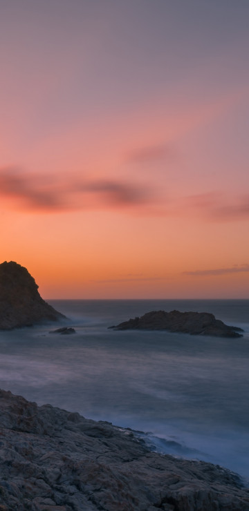 Ocean, skały i zachód słońca