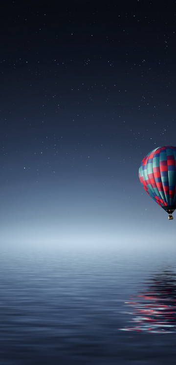 Balon nad oceanem i odbicie w wodzie