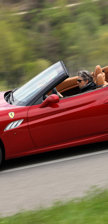 2013-Ferrari-California-side-in-motion-2.jpg
