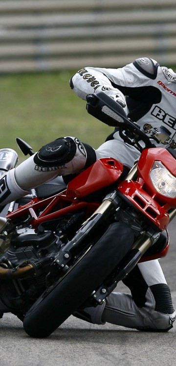 Ducati_hypermotard-a_2007_03_1440x900.jpg