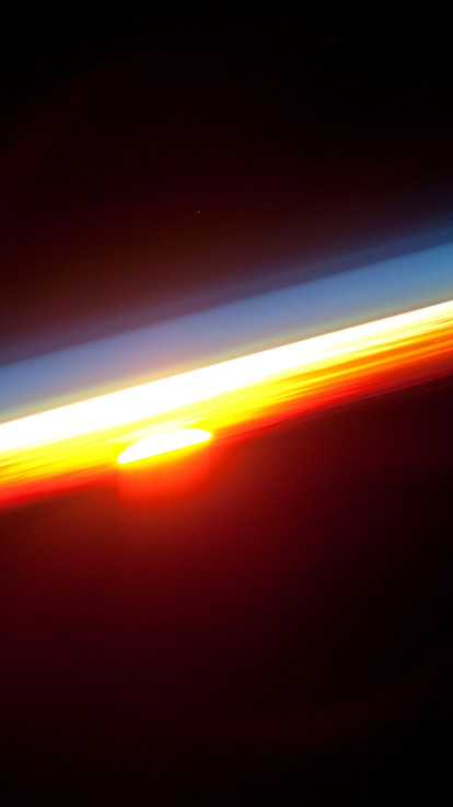 gpw-20061021-NASA-ISS022-E-16133-sun-Earth-colorful-horizon-above-Pacific-Ocean-20100103-large.jpg