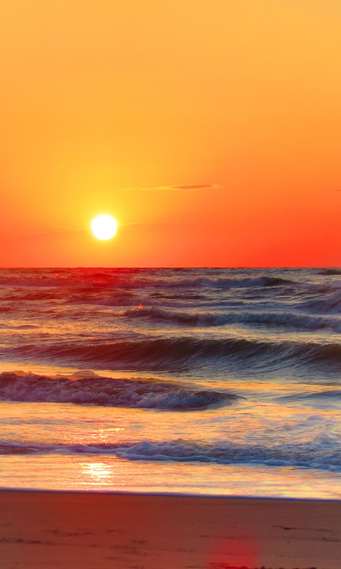 Zachód słońca nad wzburzonym morzem