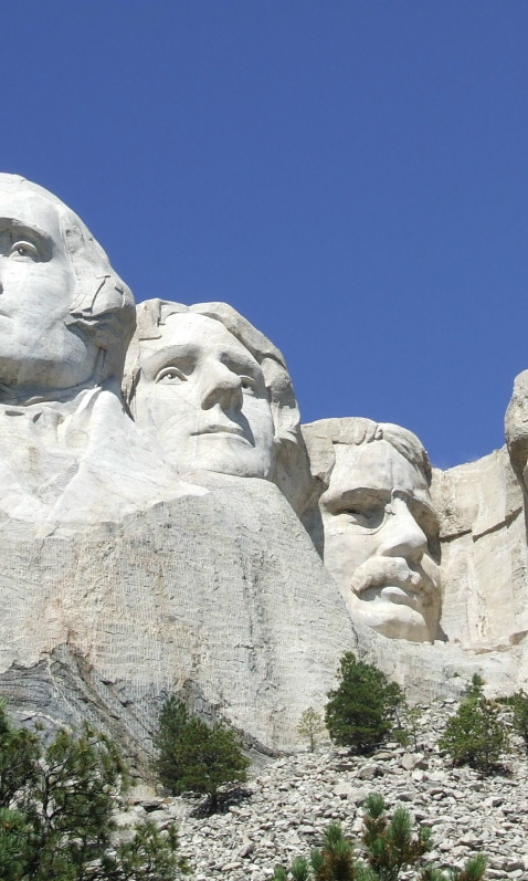 Pomnik Mount Rushmore wyżeźbiony w skałach