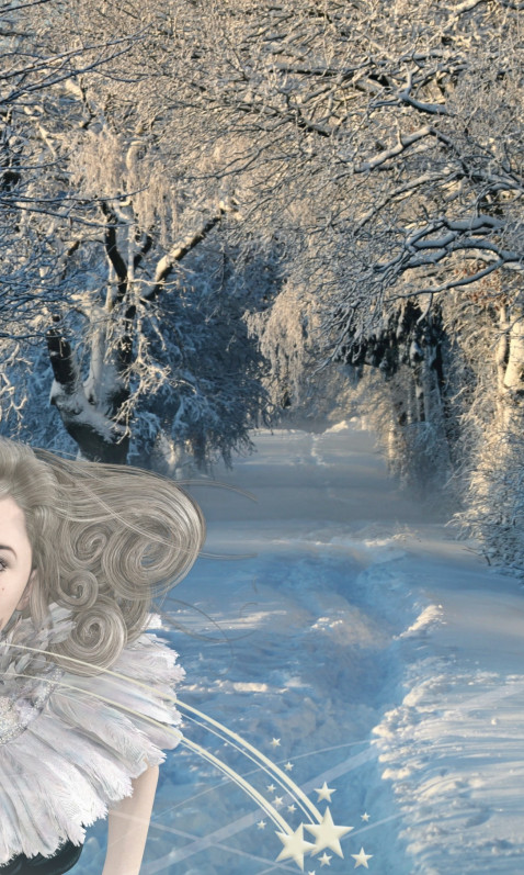 Dziewczyna na śniegu wśród ośnieżonych drzew