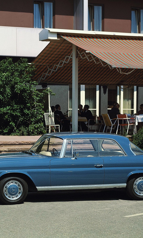 Mercedes-Benz 280SE 3.5 Coupe (W111 W112) 1969–71.jpg