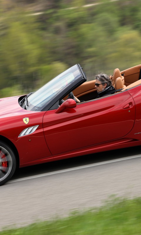 2013-Ferrari-California-side-in-motion-2.jpg