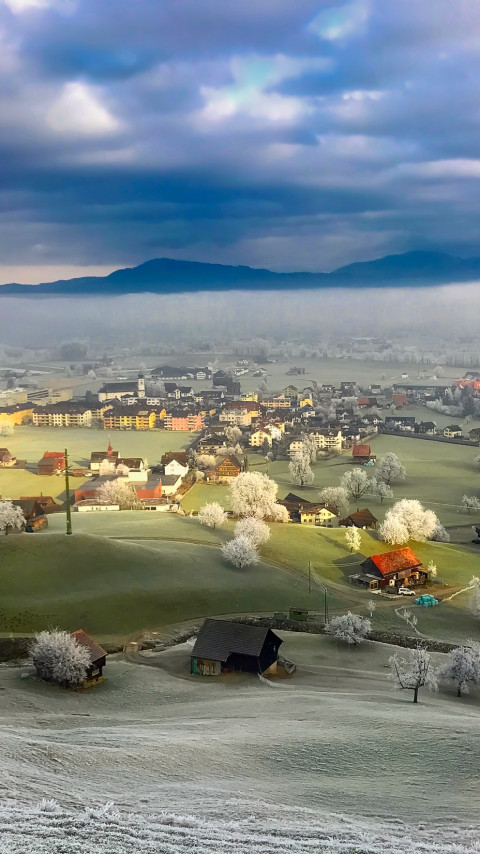 Szwajcaria i osada w górach