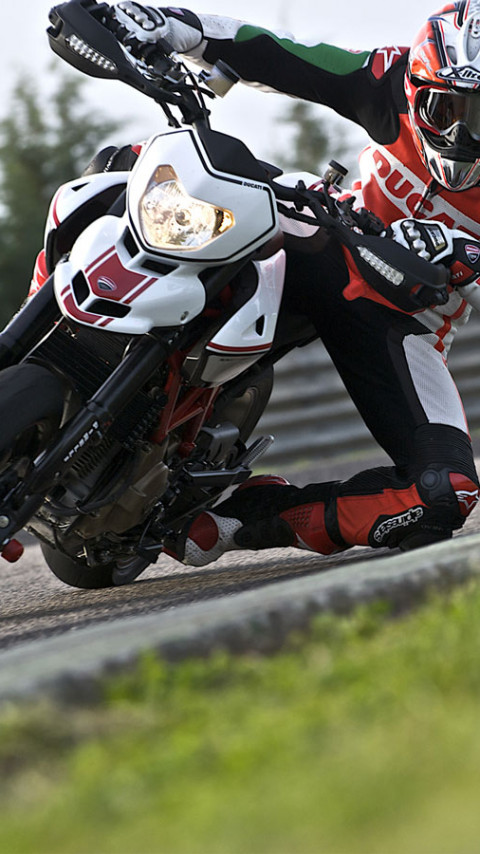 Ducati_Hypermotard_1100evo_2010_19_1440x900.jpg