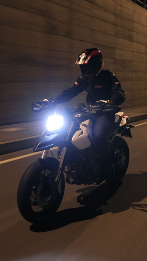 Ducati_Hypermotard_796_2010_23_1440x900.jpg