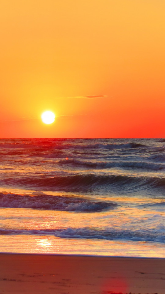 Zachód słońca nad wzburzonym morzem