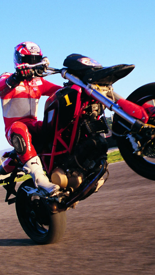 Ducati_Hypermotard_2007_02_1440x900.jpg