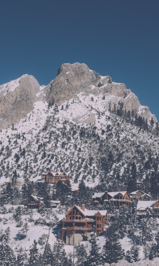 Krajobraz górski zimą i domki
