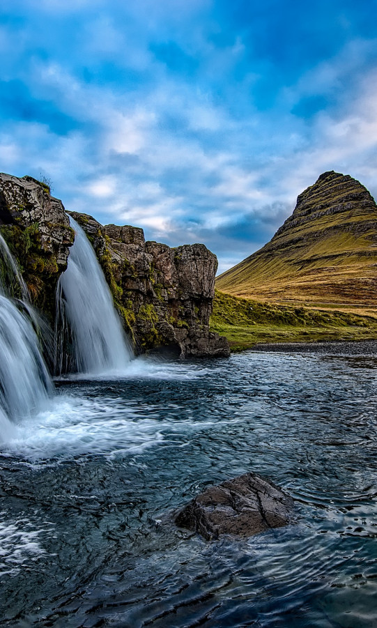 Islandia i krajobraz z wodospadem