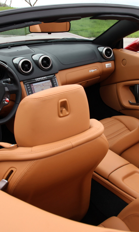 2013-Ferrari-California-interior.jpg
