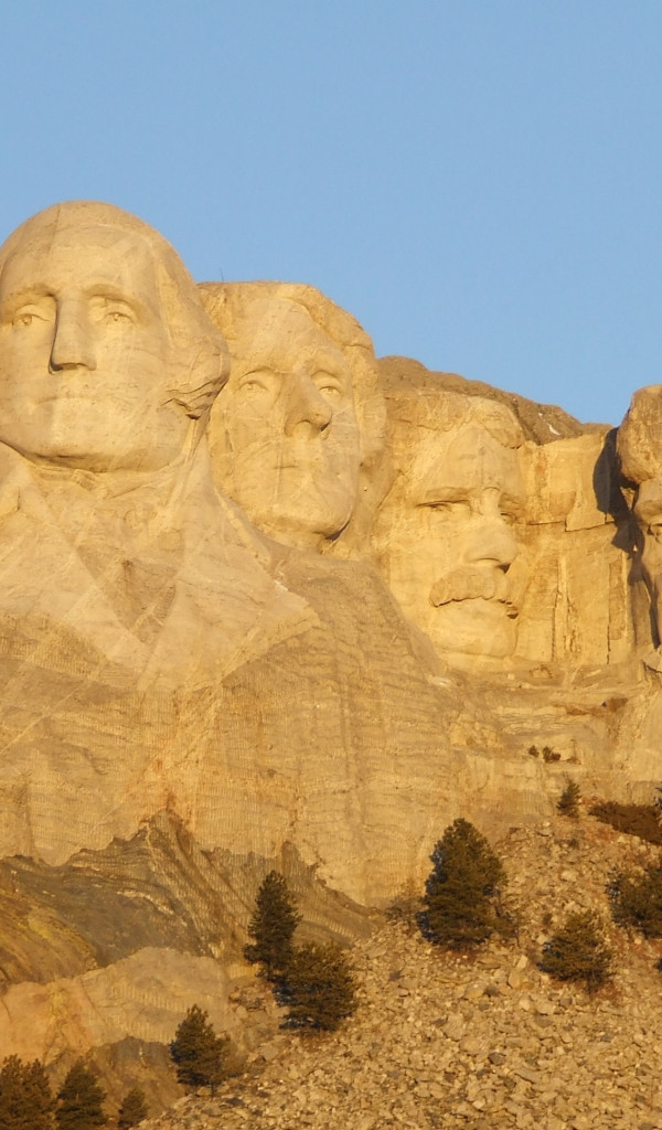 Pomnik Mount Rushmore wydrąrzony w skałach