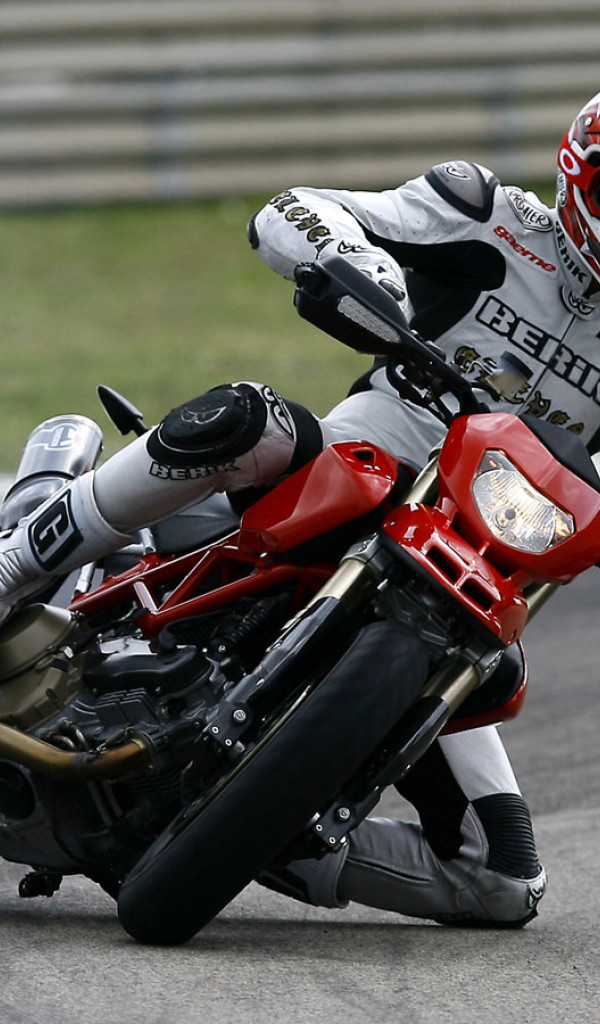 Ducati_hypermotard-a_2007_03_1440x900.jpg